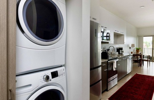 Fifth Ward Apartment | Walker`s Point Apt with Gym and Balcony | Sleeps 4-5
