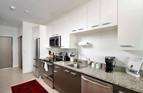 Fifth Ward Apartment | Walker`s Point Apt with Gym and Balcony | Sleeps 4-5
