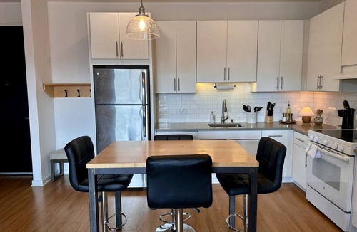 Fifth Ward Apartment | Walker`s Point Designer 2BR · Prime Location with Balcony and Gym · Sleeps 6