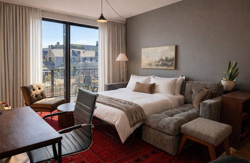 Fifth Ward Apartment | Walker`s Point Designer 2BR · Prime Location with Balcony and Gym · Sleeps 6