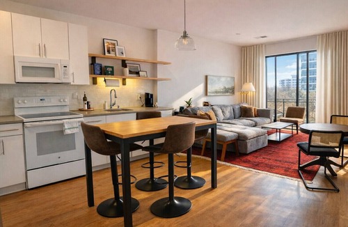 Fifth Ward Apartment | Walker`s Point Designer 2BR · Prime Location with Balcony and Gym · Sleeps 6