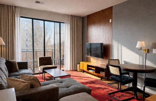 Fifth Ward Apartment | Walker`s Point Designer 2BR · Prime Location with Balcony and Gym · Sleeps 6