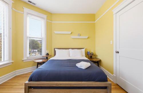 Lakewood-Balmoral Apartment | Warm & Comforting 4BR 2BA in Andersonville