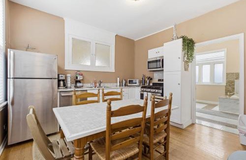 Lakewood-Balmoral Apartment | Warm & Comforting 4BR 2BA in Andersonville