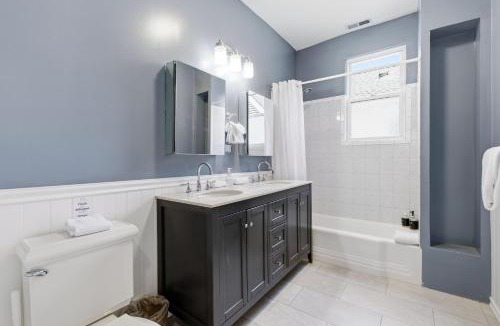 Lakewood-Balmoral Apartment | Warm & Comforting 4BR 2BA in Andersonville