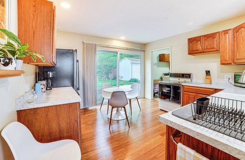 Peoria Heights House | Watch the Sunrise at this Quaint Lake-View Cottage