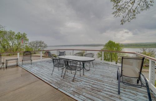 Peoria Heights House | Watch the Sunrise at this Quaint Lake-View Cottage
