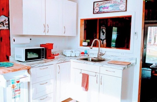 Harrison Cottage | Waterfront/Espresso/Wifi/Games volleyball/Beach/kayaks hammocks/Darts/Pet/Creek