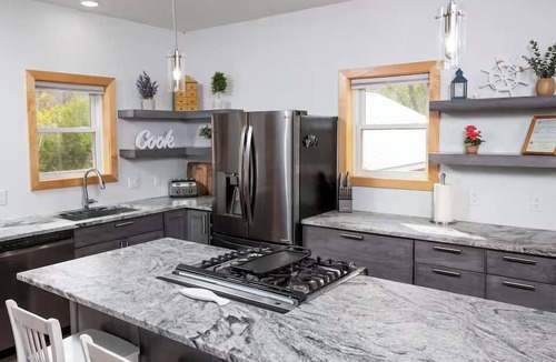 Luxemburg House | Waterfront Family Retreat on Green Bay w/kayaks