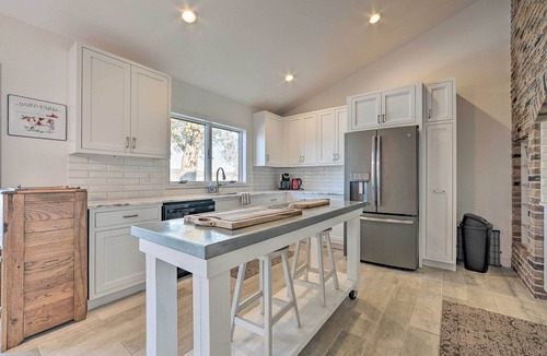 Suttons Bay House | Waterfront Suttons Bay: Wine Trail, Pickleball