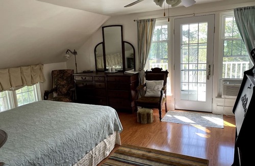 Elkhorn House | Weekend Getaway at a Bed and Breakfast by a Peaceful Lake near Milwaukee, Wisconsin