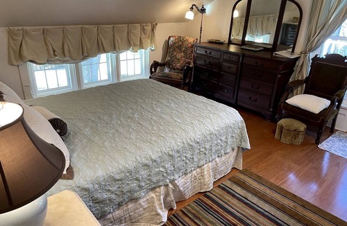 Elkhorn House | Weekend Getaway at a Bed and Breakfast by a Peaceful Lake near Milwaukee, Wisconsin