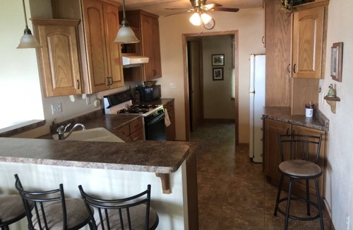 Oshkosh House | Welcome to Snug Harbor! 3.2 miles from EAA front gate! Beauty and Convenience