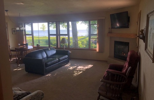 Oshkosh House | Welcome to Snug Harbor! 3.2 miles from EAA front gate! Beauty and Convenience