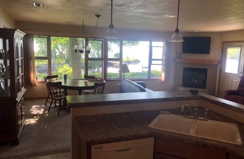 Oshkosh House | Welcome to Snug Harbor! 3.2 miles from EAA front gate! Beauty and Convenience