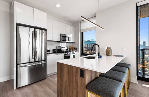 West Loop Apartment | West Loop Balconied 2BR for Upscale Tours