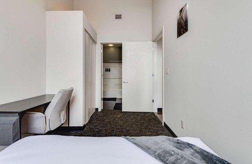 West Loop Apartment | West Loop - City Views With In & Out Parking 4