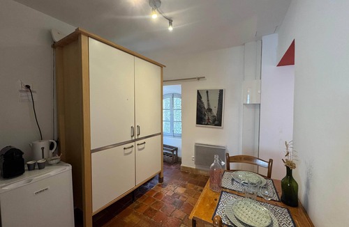 Rognes Apartment | West Studio – Vineyard Room Château Barbebelle