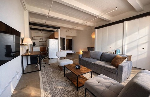 Westown Apartment | Westown Studio Apt Near Fiserv, Baird, and Theater District · Sleeps 4