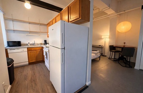 Westown Apartment | Westown Studio Apt Near Fiserv, Baird, and Theater District