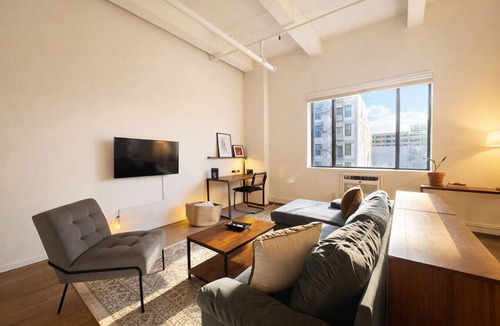 Westown Apartment | Westown Studio Apt Near Fiserv, Baird, and Theater District