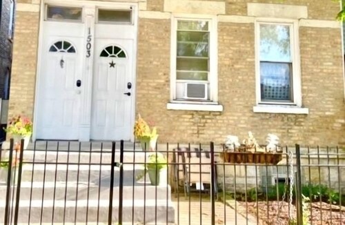 Noble Square Apartment | Wicker Park by Downtown and the Salt Shed Last Minute Special 99.00 July 28-30