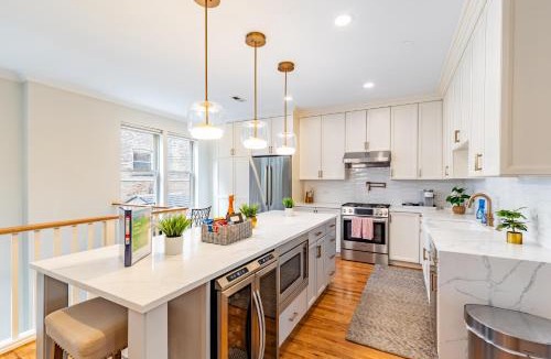 Old Irving Park House | Windy City Getaway - 3BR 2BA Chicago Townhouse home