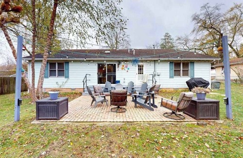 Lakeside House | Within walking distance to Lake Michigan, beach access, nice patio, W/D & WIFI