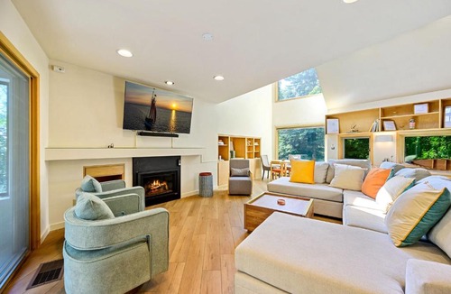 Sister Bay House | Wooded Wonder- Cozy Retreat, Hot Tub, Fire Pit, Game Room & Dogs!