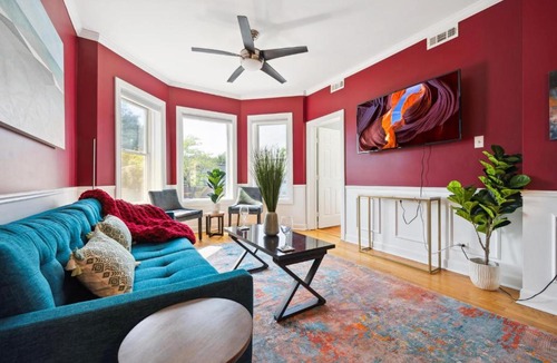 Lakeview Apartment | Wrigley 2BR, 1BA with Free Parking
