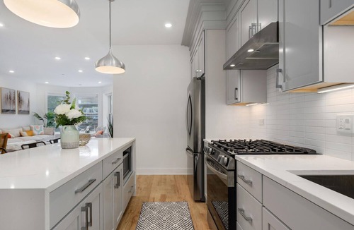 Lakeview Apartment | Wrigleyville 4BR 1-Min Walk to Wrigley Field & CTA Garage Sleeps 8