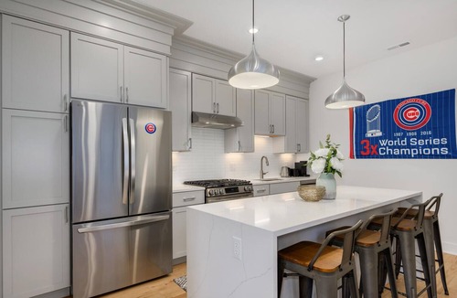 Lakeview Apartment | Wrigleyville 4BR 1-Min Walk to Wrigley Field & CTA Garage Sleeps 8