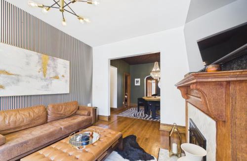 Wrigleyville Apartment | Wrigleyville Art Deco Retreat Garage