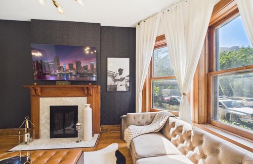 Wrigleyville Apartment | Wrigleyville Art Deco Retreat Garage