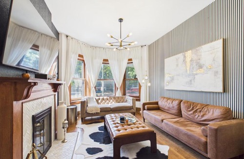 Wrigleyville Apartment | Wrigleyville Art Deco Retreat Garage