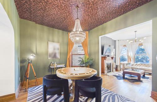 Wrigleyville Apartment | Wrigleyville Art Deco Retreat Garage