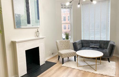 Lakeview Apartment | Wrigleyville Friends Unit - 5bdrm