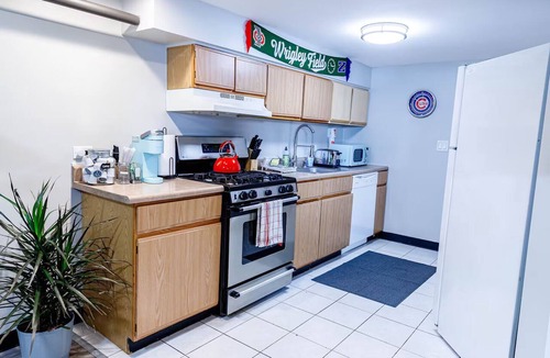Lakeview Apartment | Wrigleyville Oasis Modern Comfort Steps from Wrigley Field