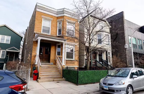 Lakeview Apartment | Wrigleyville Oasis Modern Comfort Steps from Wrigley Field