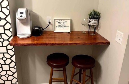 Quad Cities House | Your Ideal Group Retreat! 5BD Home Made for Memories
