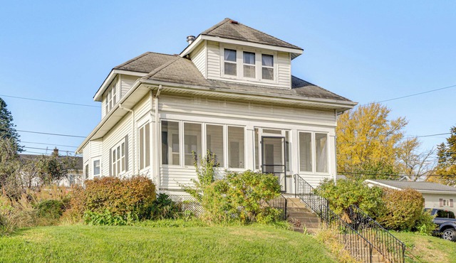 1 Mi to Downtown Dubuque! Spacious Home