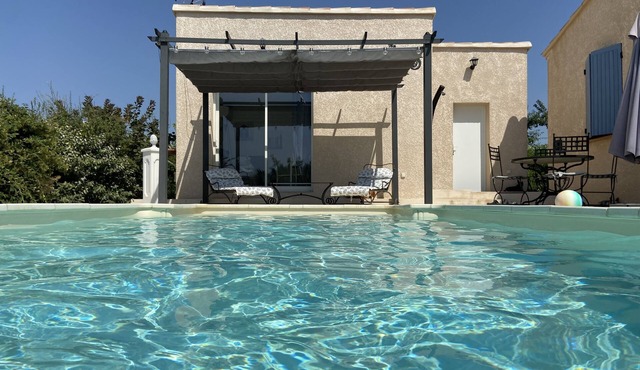100% self-contained studio at the foot of the Dentelles de Montmirail in Violes