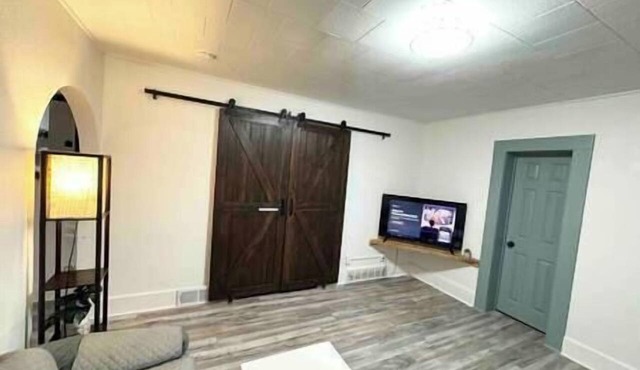 1127/Downtown Dubuque, first floor, free parking