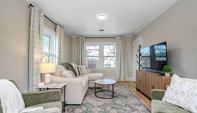 1BR Near Downtown/KingBed + Sleeper/2nd Floor