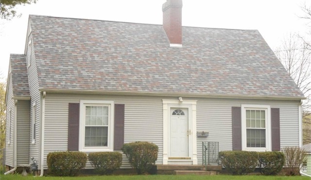 2 bedroom/1 bath house close to hospitals and attractions in East Davenport.