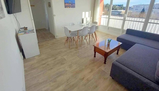 2-bedroom apartment (57 m²) with a balcony near the SNCF train station—free Wi-Fi, Netflix, and complimentary coffee and tea