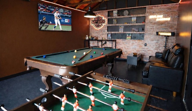 2 Stylish Units +Game Room Near Airport & Downtown