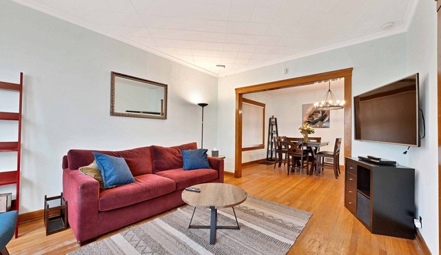 2BR Apartment in Andersonville Neighborhood.
