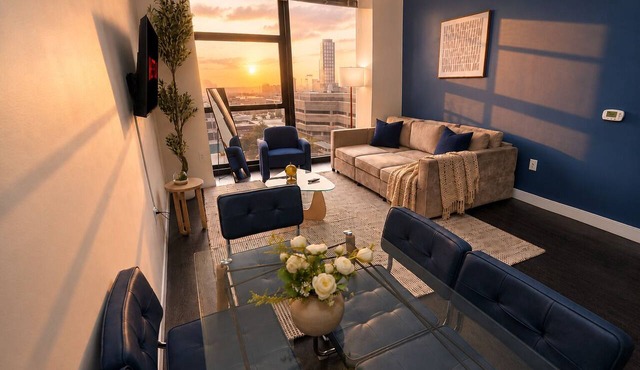 2BR Modern Westown mins from Fiserv & Riverwalk