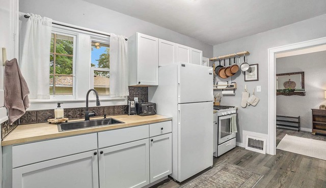 3 Bdr House-Hot tub, fenced yard